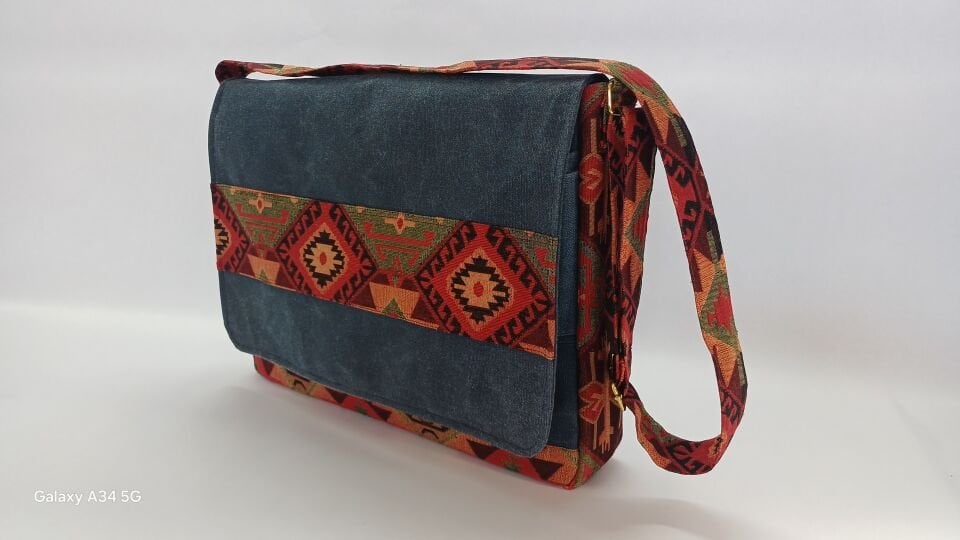 Lacivert Mumlu Kanvas Otantik Desenli Postacı Çantası – Su Geçirmez Unisex Omuz ve Laptop Çantası