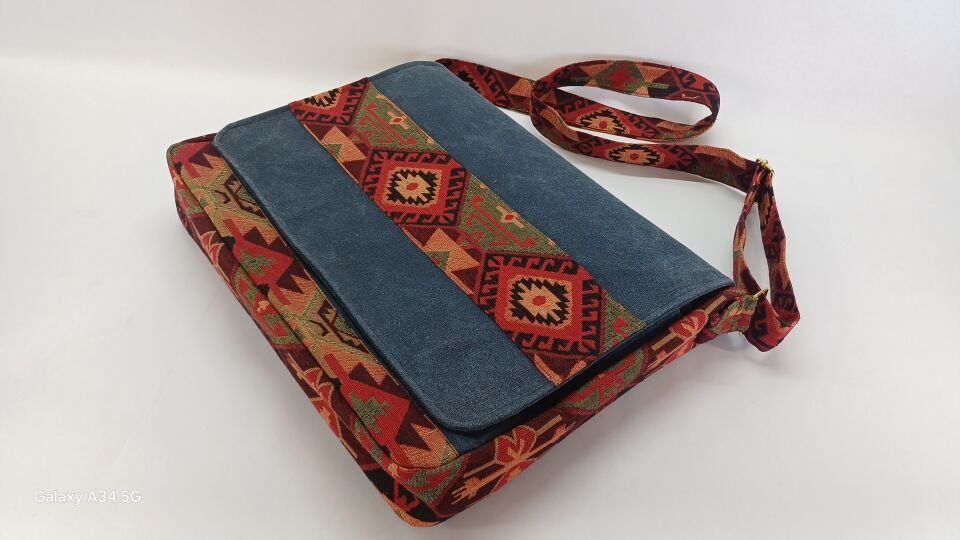 Lacivert Mumlu Kanvas Otantik Desenli Postacı Çantası – Su Geçirmez Unisex Omuz ve Laptop Çantası