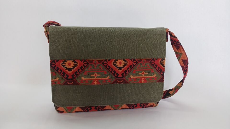 Haki Mumlu Kanvas Otantik Desenli Postacı Çantası – Su Geçirmez Unisex Omuz ve Laptop Çantası
