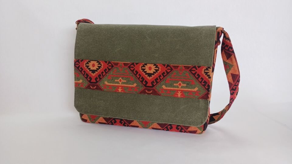 Haki Mumlu Kanvas Otantik Desenli Postacı Çantası – Su Geçirmez Unisex Omuz ve Laptop Çantası