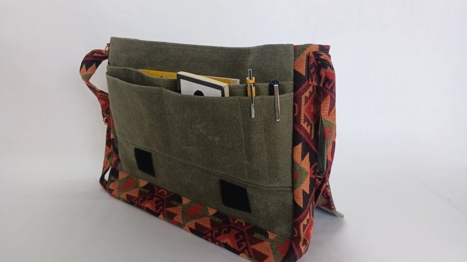 Haki Mumlu Kanvas Otantik Desenli Postacı Çantası – Su Geçirmez Unisex Omuz ve Laptop Çantası