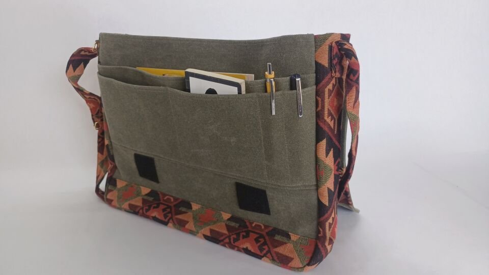 Haki Mumlu Kanvas Otantik Desenli Postacı Çantası – Su Geçirmez Unisex Omuz ve Laptop Çantası