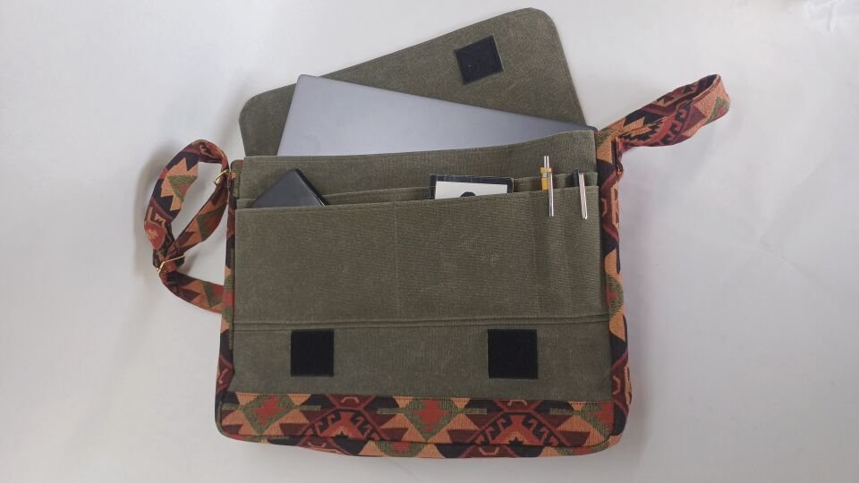 Haki Mumlu Kanvas Otantik Desenli Postacı Çantası – Su Geçirmez Unisex Omuz ve Laptop Çantası