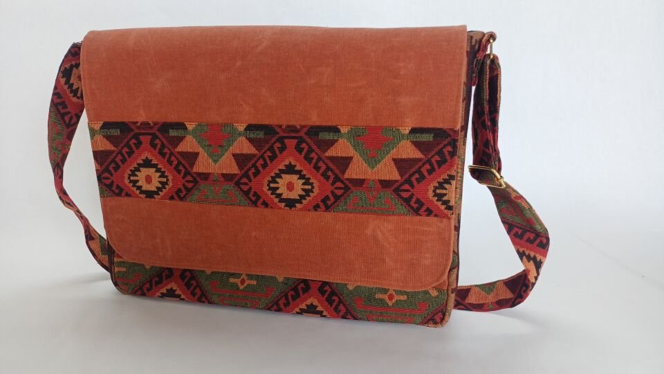 Kiremit Mumlu Kanvas Otantik Desenli Postacı Çantası – Su Geçirmez Unisex Omuz ve Laptop Çantası