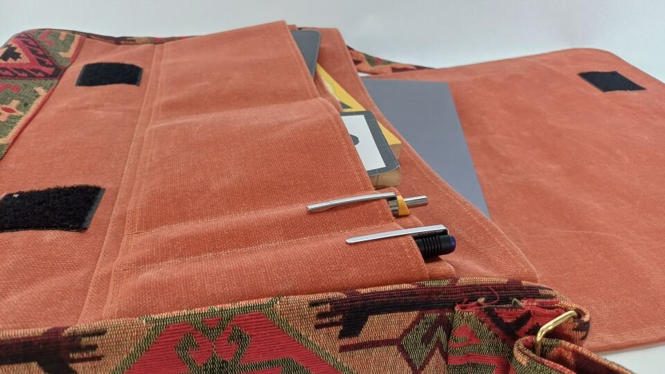 Kiremit Mumlu Kanvas Otantik Desenli Postacı Çantası – Su Geçirmez Unisex Omuz ve Laptop Çantası